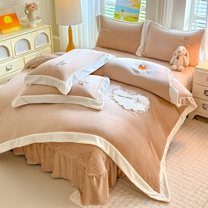 91家纺网 家纺一手货源 找家纺 漫布云2025秋冬简约轻奢款230g全消光牛奶绒兔毛绒贴布绣花夹棉床盖款四件套纯色蕾丝花边刺绣床裙款床盖--心愿系列  心愿—香槟金 