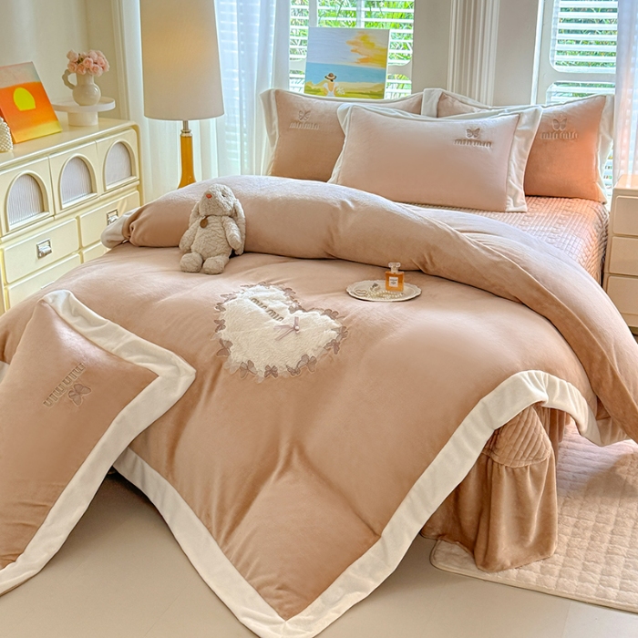 91家纺网 家纺一手货源 找家纺 漫布云2025秋冬简约轻奢款230g全消光牛奶绒兔毛绒贴布绣花夹棉床盖款四件套纯色蕾丝花边刺绣床裙款床盖--心愿系列  心愿—香槟金 