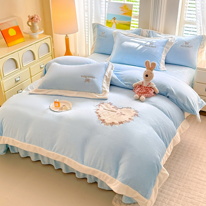 91家纺网 家纺一手货源 找家纺 漫布云2025秋冬简约轻奢款230g全消光牛奶绒兔毛绒贴布绣花夹棉床盖款四件套纯色蕾丝花边刺绣床裙款床盖--心愿系列 心愿—婴儿蓝