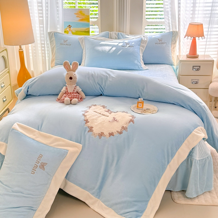 91家纺网 家纺一手货源 找家纺 漫布云2025秋冬简约轻奢款230g全消光牛奶绒兔毛绒贴布绣花夹棉床盖款四件套纯色蕾丝花边刺绣床裙款床盖--心愿系列 心愿—婴儿蓝