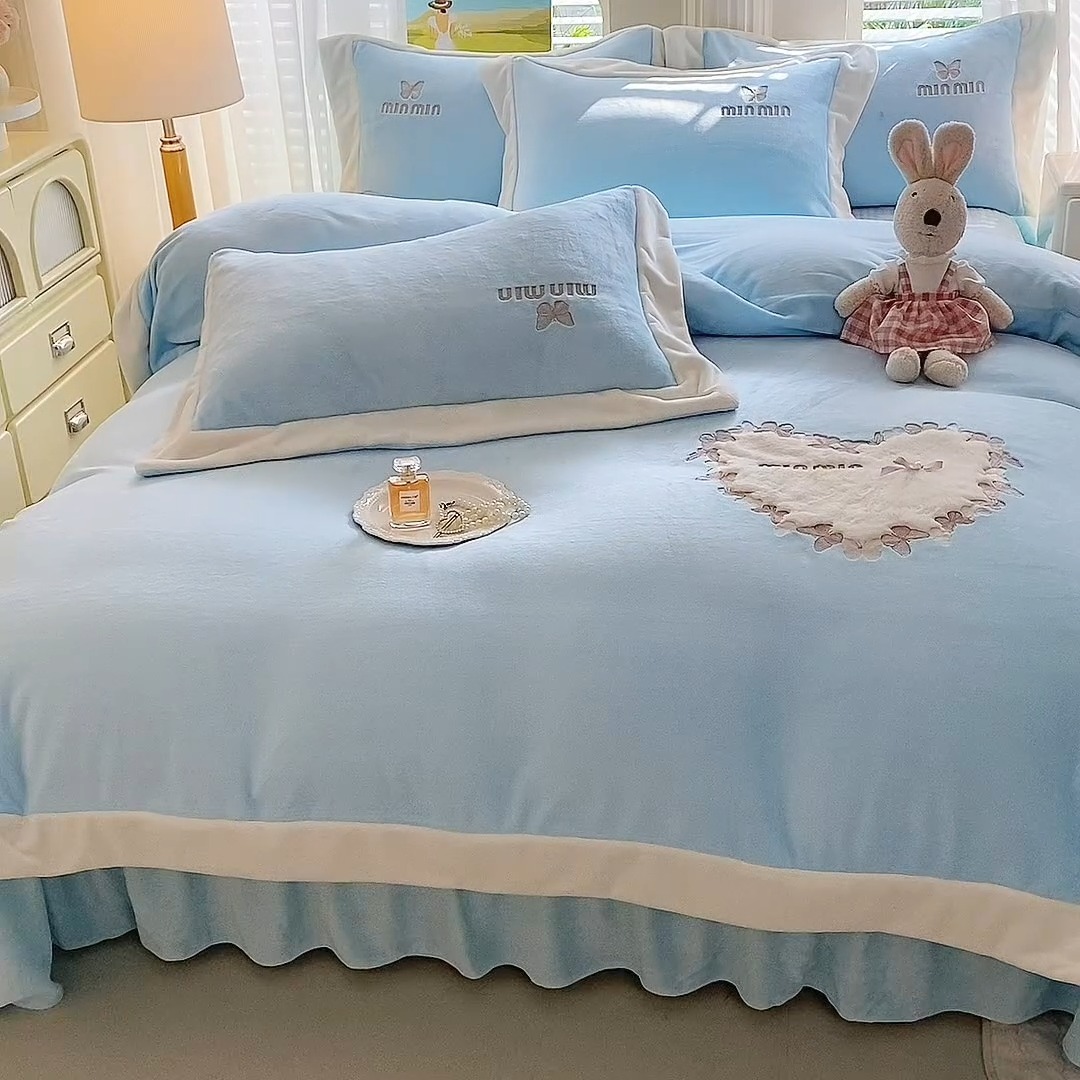 91家纺网 家纺一手货源 找家纺 漫布云2025秋冬简约轻奢款230g全消光牛奶绒兔毛绒贴布绣花夹棉床盖款四件套纯色蕾丝花边刺绣床裙款床盖--心愿系列 心愿—婴儿蓝