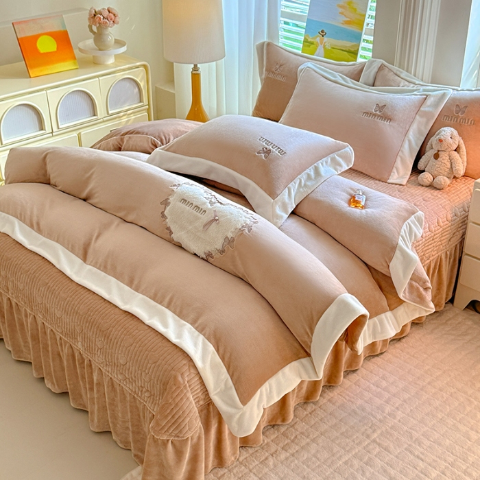 91家纺网 家纺一手货源 找家纺 （总）苏米娜2025秋冬简约轻奢款230g全消光牛奶绒兔毛绒贴布绣夹棉床盖款四件套纯色蕾丝花边刺绣床裙款床盖--心愿系列