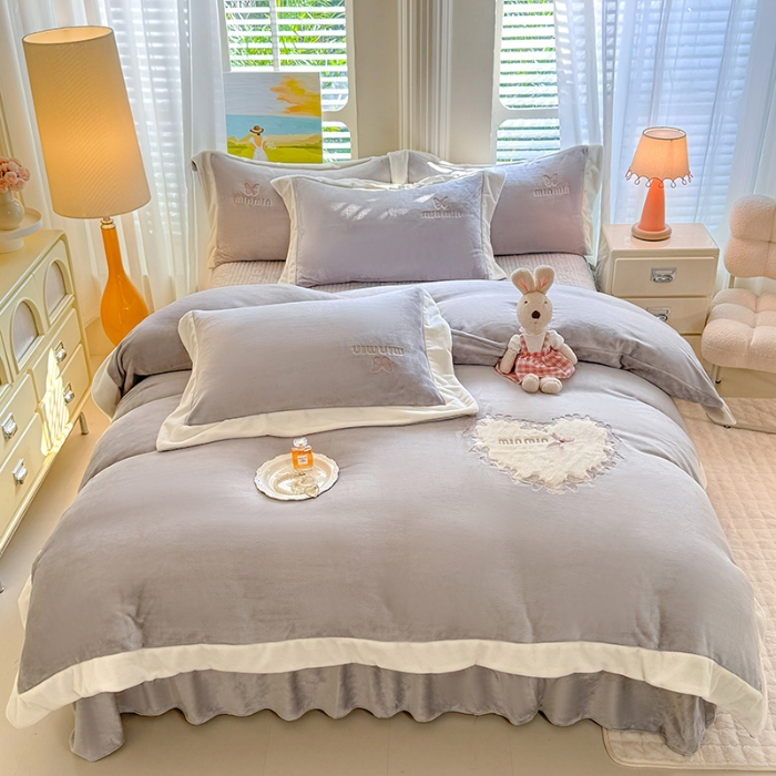 91家纺网 家纺一手货源 找家纺 苏米娜2025秋冬简约轻奢款230g全消光牛奶绒兔毛绒贴布绣夹棉床盖款四件套纯色蕾丝花边刺绣床裙款床盖--心愿系列 心愿-高级灰 