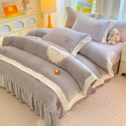 苏米娜2025秋冬简约轻奢款230g全消光牛奶绒兔毛绒贴布绣夹棉床盖款四件套纯色蕾丝花边刺绣床裙款床盖--心愿系列 心愿-高级灰 