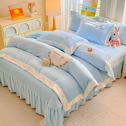 苏米娜2025秋冬简约轻奢款230g全消光牛奶绒兔毛绒贴布绣夹棉床盖款四件套纯色蕾丝花边刺绣床裙款床盖--心愿系列 心愿—婴儿蓝