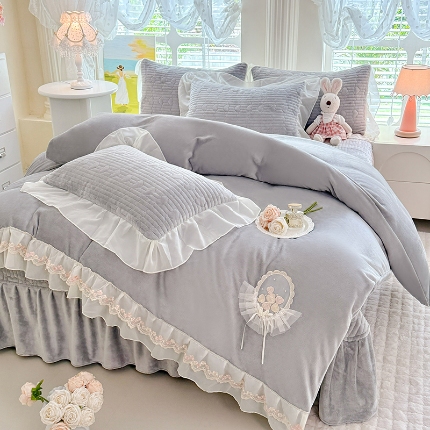 91家纺网 家纺一手货源 找家纺 漫布云2025秋冬新款11斤230g全消光牛奶绒夹棉床盖款四件套纯色蕾丝花边刺绣床裙款床盖--米兰系列 米兰-婴儿蓝 