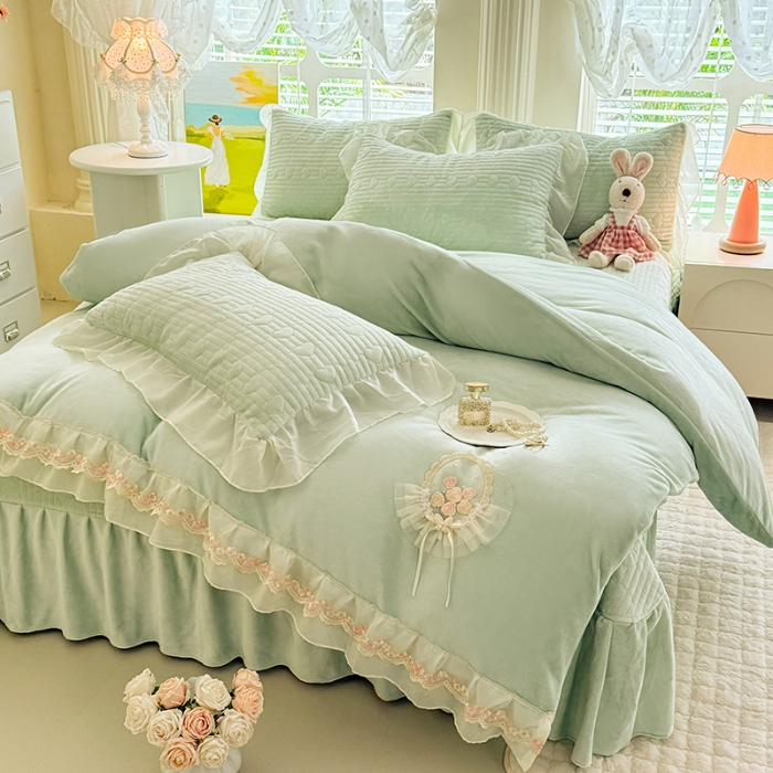 91家纺网 家纺一手货源 找家纺 （总）漫布云2025秋冬新款11斤230g全消光牛奶绒夹棉床盖款四件套纯色蕾丝花边刺绣床裙款床盖--米兰系列