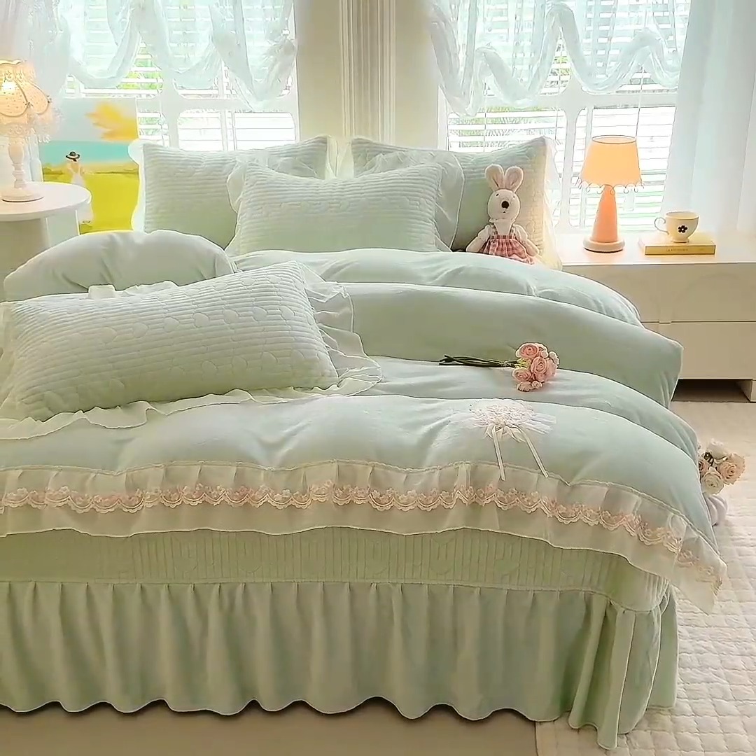 91家纺网 家纺一手货源 找家纺 （总）漫布云2025秋冬新款11斤230g全消光牛奶绒夹棉床盖款四件套纯色蕾丝花边刺绣床裙款床盖--米兰系列