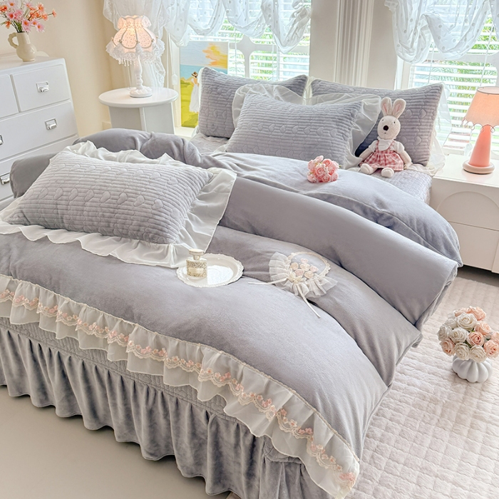 91家纺网 家纺一手货源 找家纺 漫布云2025秋冬新款11斤230g全消光牛奶绒夹棉床盖款四件套纯色蕾丝花边刺绣床裙款床盖--米兰系列 米兰-高级灰