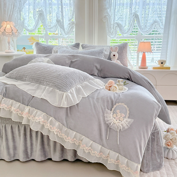 91家纺网 家纺一手货源 找家纺 漫布云2025秋冬新款11斤230g全消光牛奶绒夹棉床盖款四件套纯色蕾丝花边刺绣床裙款床盖--米兰系列 米兰-高级灰