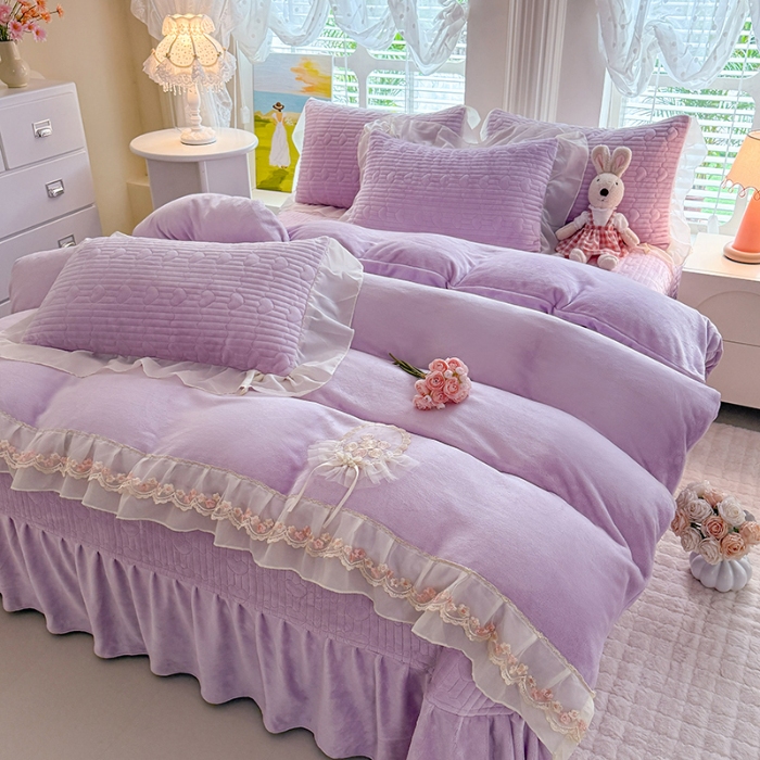 91家纺网 家纺一手货源 找家纺 漫布云2025秋冬新款11斤230g全消光牛奶绒夹棉床盖款四件套纯色蕾丝花边刺绣床裙款床盖--米兰系列  米兰-梦幻紫 