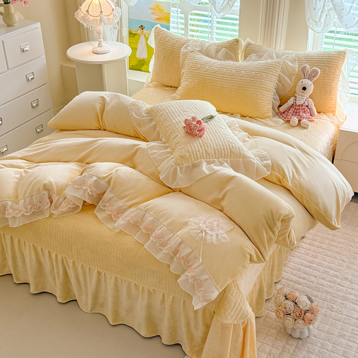 91家纺网 家纺一手货源 找家纺 漫布云2025秋冬新款11斤230g全消光牛奶绒夹棉床盖款四件套纯色蕾丝花边刺绣床裙款床盖--米兰系列 米兰-暖黄 