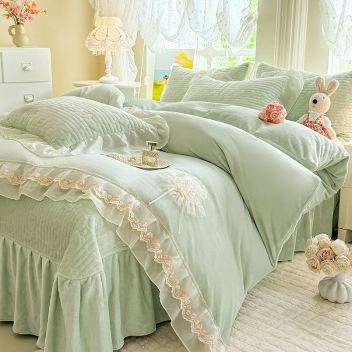 91家纺网 家纺一手货源 找家纺 漫布云2025秋冬新款11斤230g全消光牛奶绒夹棉床盖款四件套纯色蕾丝花边刺绣床裙款床盖--米兰系列  米兰-嫩芽绿 