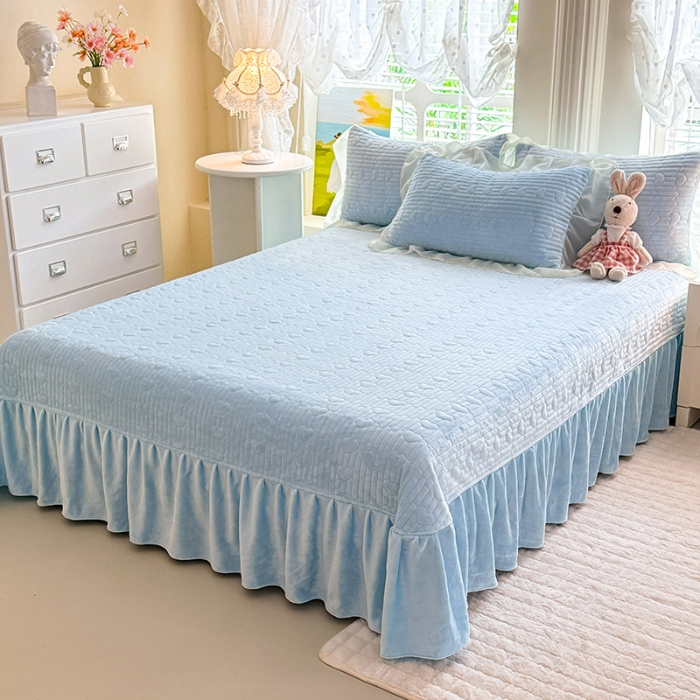 91家纺网 家纺一手货源 找家纺 漫布云2025秋冬新款11斤230g全消光牛奶绒夹棉床盖款四件套纯色蕾丝花边刺绣床裙款床盖--米兰系列 米兰-婴儿蓝 