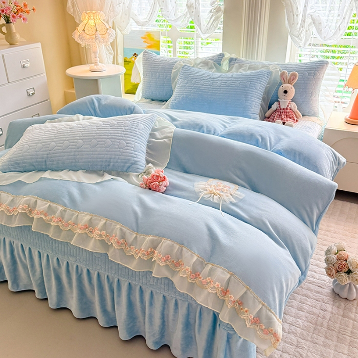 91家纺网 家纺一手货源 找家纺 漫布云2025秋冬新款11斤230g全消光牛奶绒夹棉床盖款四件套纯色蕾丝花边刺绣床裙款床盖--米兰系列 米兰-婴儿蓝 