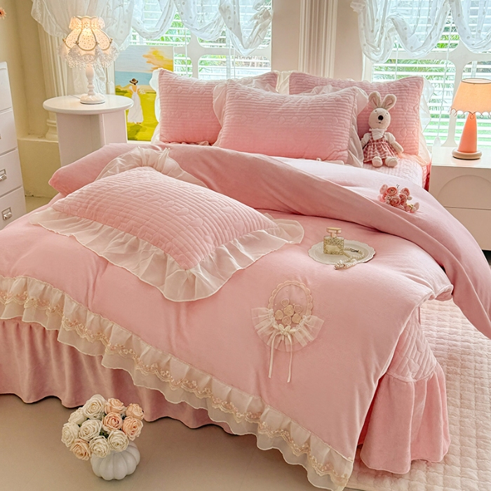 91家纺网 家纺一手货源 找家纺 漫布云2025秋冬新款11斤230g全消光牛奶绒夹棉床盖款四件套纯色蕾丝花边刺绣床裙款床盖--米兰系列 米兰-樱花粉