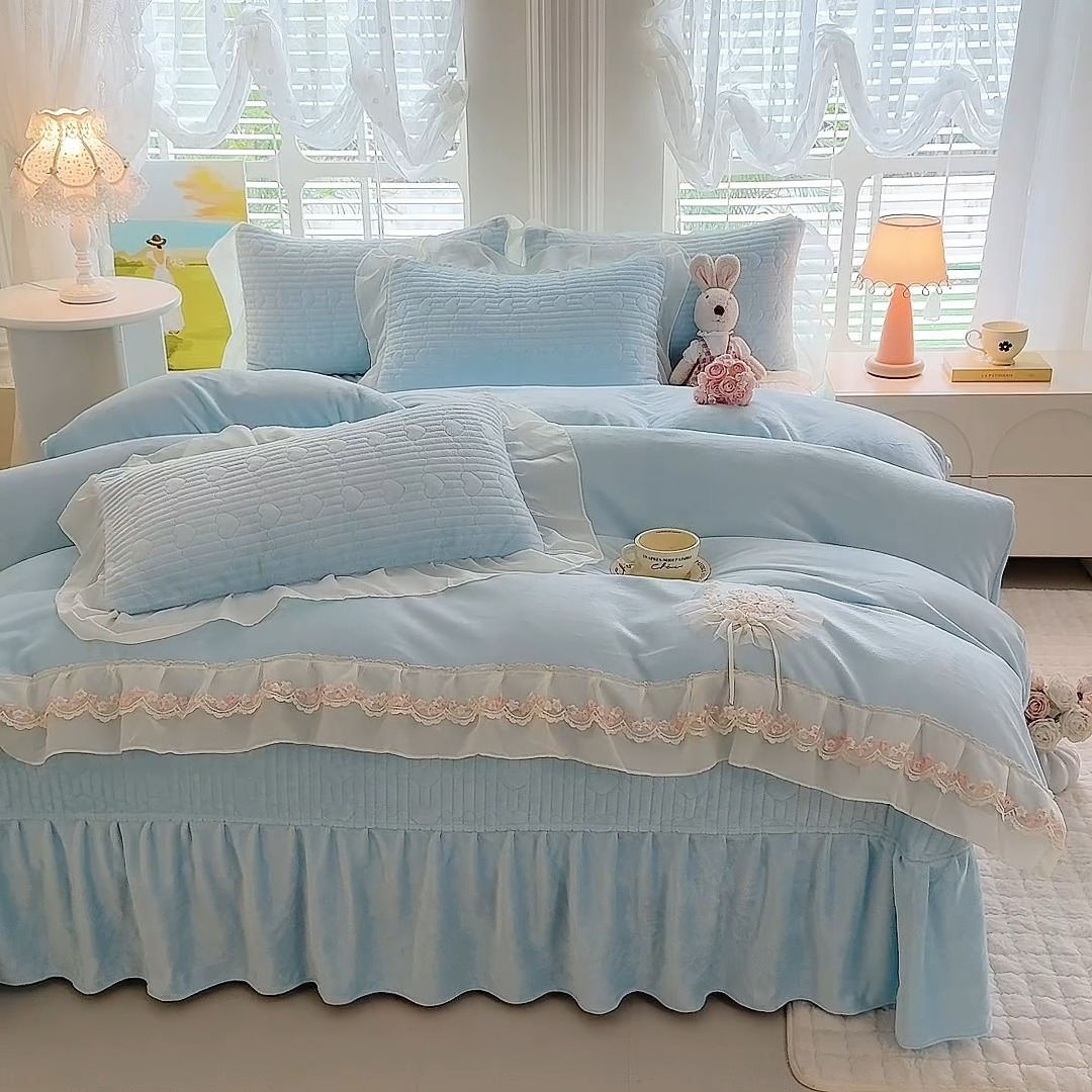 91家纺网 家纺一手货源 找家纺 漫布云2025秋冬新款11斤230g全消光牛奶绒夹棉床盖款四件套纯色蕾丝花边刺绣床裙款床盖--米兰系列 米兰-婴儿蓝 