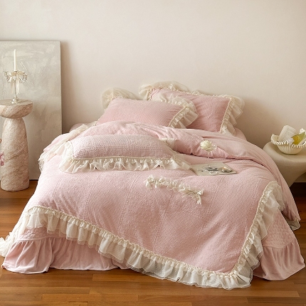 91家纺网 家纺一手货源 找家纺 乐朵家居 2025新款 舒芙蕾 牛奶绒 床单款夹棉床盖四件套（控价床单268床盖298）浅豆沙