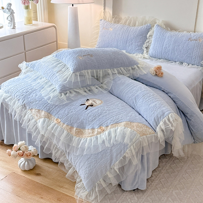 91家纺网 家纺一手货源 找家纺 2025苏米娜360g全消光牛奶绒工艺款蕾丝盘花立体雕花绒牛奶绒四件套刺绣绣花套件 安琪-天空蓝 