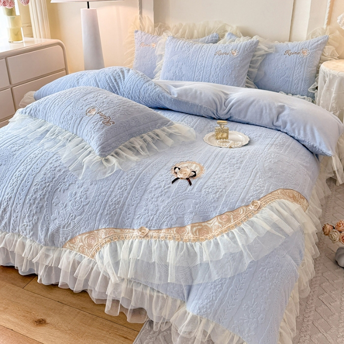 91家纺网 家纺一手货源 找家纺 2025苏米娜360g全消光牛奶绒工艺款蕾丝盘花立体雕花绒牛奶绒四件套刺绣绣花套件 安琪-天空蓝 