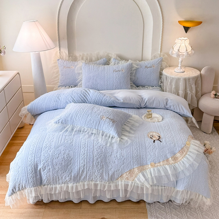 91家纺网 家纺一手货源 找家纺 2025苏米娜360g全消光牛奶绒工艺款蕾丝盘花立体雕花绒牛奶绒四件套刺绣绣花套件 安琪-天空蓝 