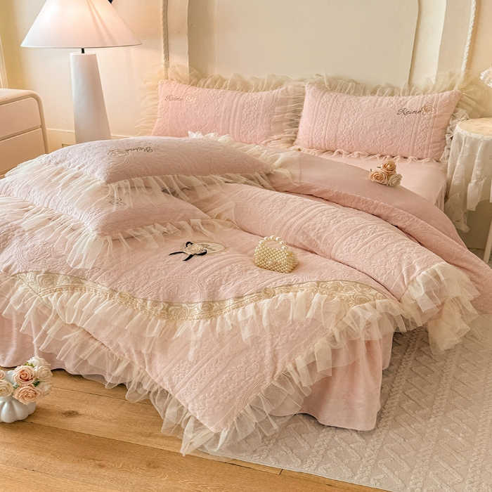 91家纺网 家纺一手货源 找家纺 2025苏米娜360g全消光牛奶绒工艺款蕾丝盘花立体雕花绒牛奶绒四件套刺绣绣花套件 安琪-珍珠粉