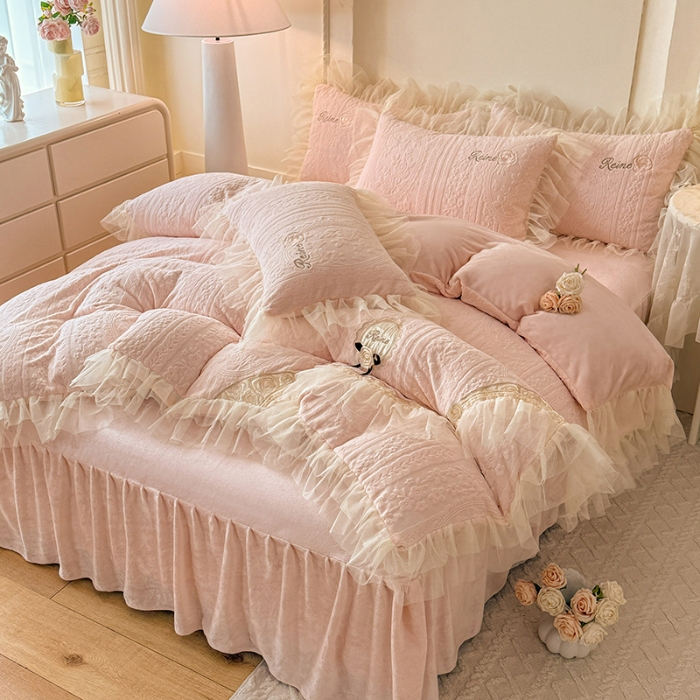 91家纺网 家纺一手货源 找家纺 2025苏米娜360g全消光牛奶绒工艺款蕾丝盘花立体雕花绒牛奶绒四件套刺绣绣花套件 安琪-珍珠粉