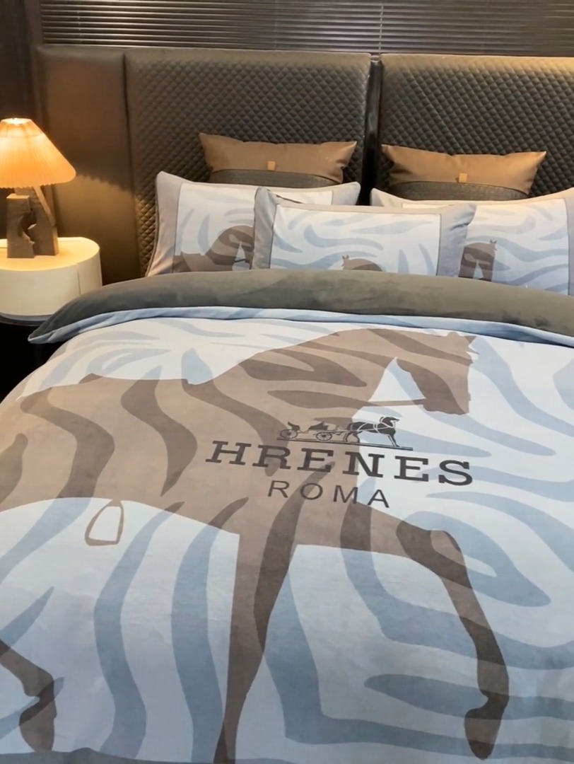 91家纺网 家纺一手货源 找家纺 （总）控价 专版花型 2025新款240克A类全消光数码印花牛奶绒四件套-奥弗恩直播首选