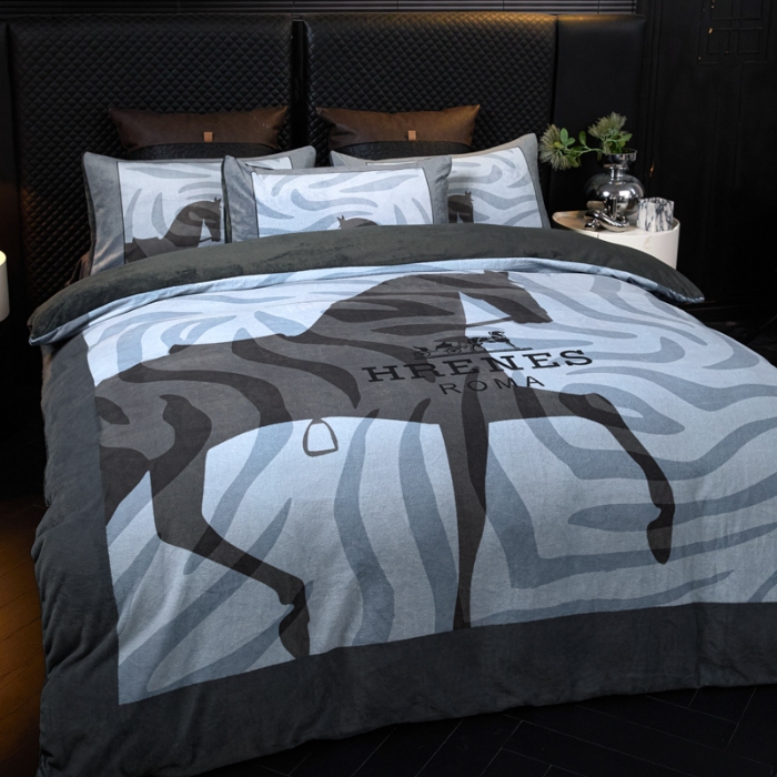 91家纺网 家纺一手货源 找家纺 （总）控价 专版花型 2025新款240克A类全消光数码印花牛奶绒四件套-奥弗恩直播首选