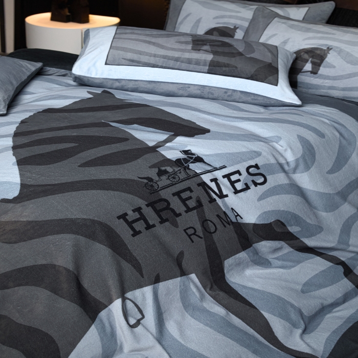 91家纺网 家纺一手货源 找家纺 （总）控价 专版花型 2025新款240克A类全消光数码印花牛奶绒四件套-奥弗恩直播首选