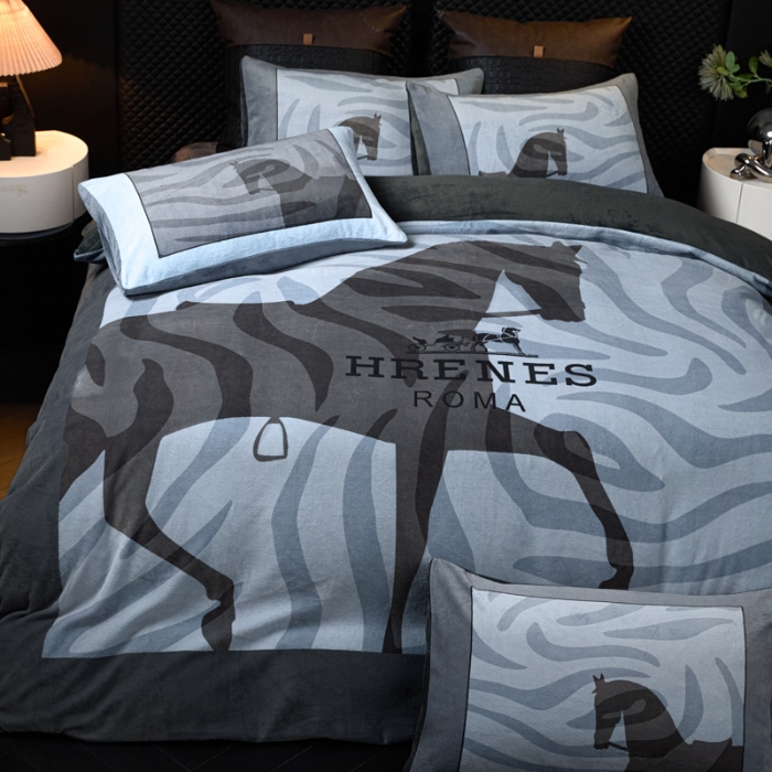 91家纺网 家纺一手货源 找家纺 （总）控价 专版花型 2025新款240克A类全消光数码印花牛奶绒四件套-奥弗恩直播首选