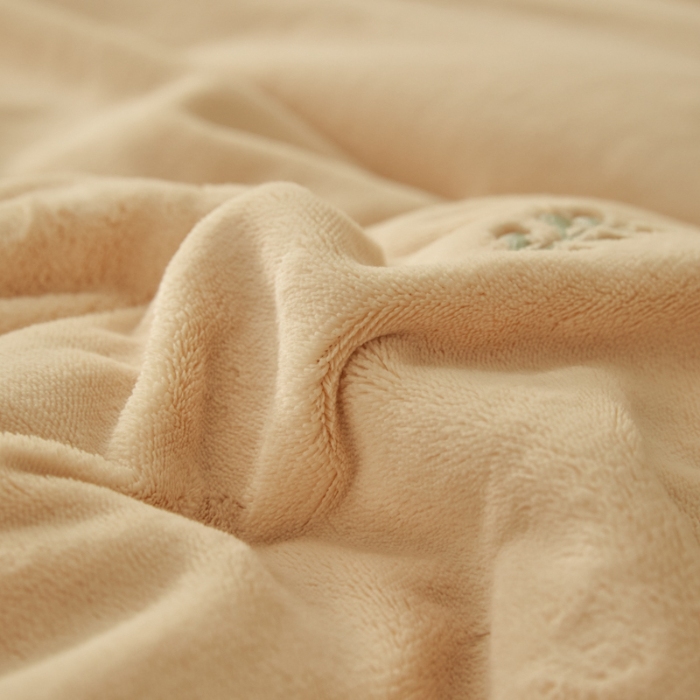 91家纺网 家纺一手货源 找家纺 （总）控价  2025年新款  9.2斤240克全消光A类满屏刺绣牛奶绒四件套-悦动