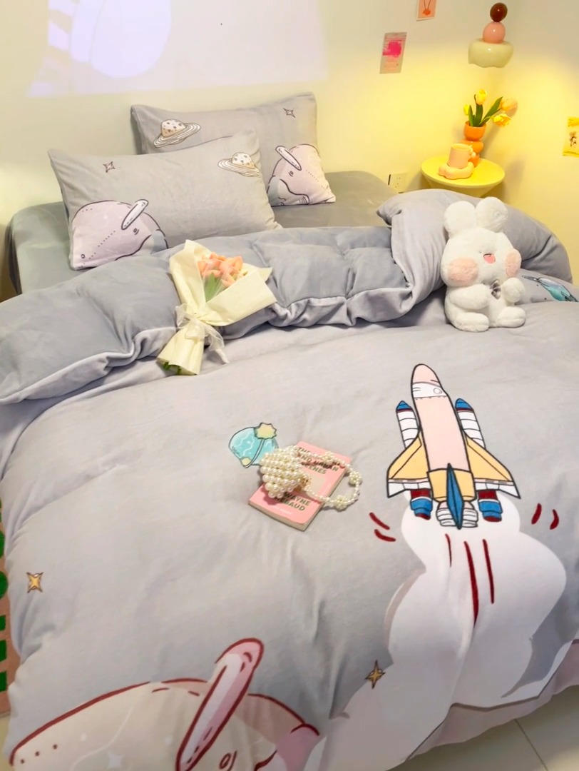 91家纺网 家纺一手货源 找家纺 （总）控价 2025年新款 专版花型 240克全消光A类儿童牛奶绒四件套-飞行游 