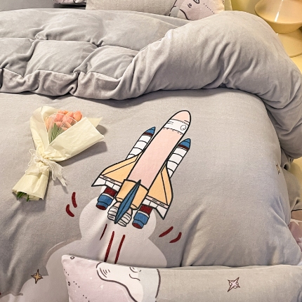 （总）控价 2025年新款 专版花型 240克全消光A类儿童牛奶绒四件套-飞行游 