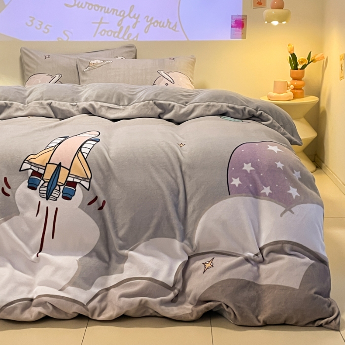 91家纺网 家纺一手货源 找家纺 （总）控价 2025年新款 专版花型 240克全消光A类儿童牛奶绒四件套-飞行游 