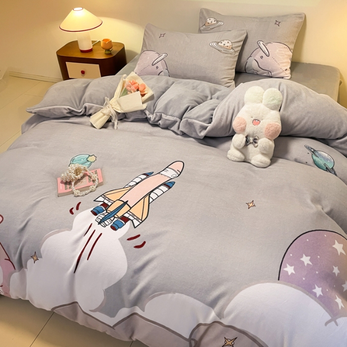 91家纺网 家纺一手货源 找家纺 （总）控价 2025年新款 专版花型 240克全消光A类儿童牛奶绒四件套-飞行游 