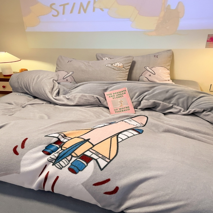 91家纺网 家纺一手货源 找家纺 （总）控价 2025年新款 专版花型 240克全消光A类儿童牛奶绒四件套-飞行游 