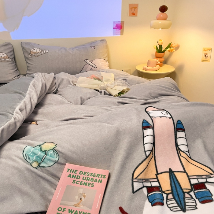 91家纺网 家纺一手货源 找家纺 （总）控价 2025年新款 专版花型 240克全消光A类儿童牛奶绒四件套-飞行游 