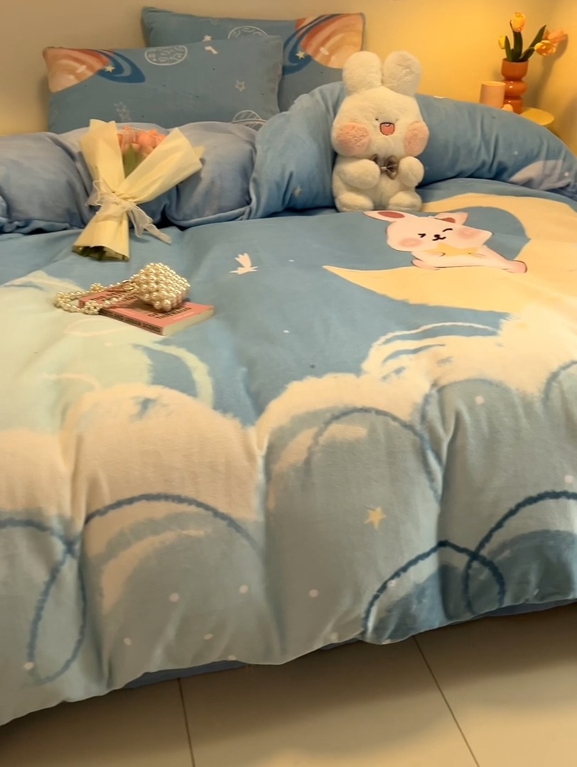 91家纺网 家纺一手货源 找家纺 （总）控价 2025年新款 专版花型 240克全消光A类儿童牛奶绒四件套-萌萌兔