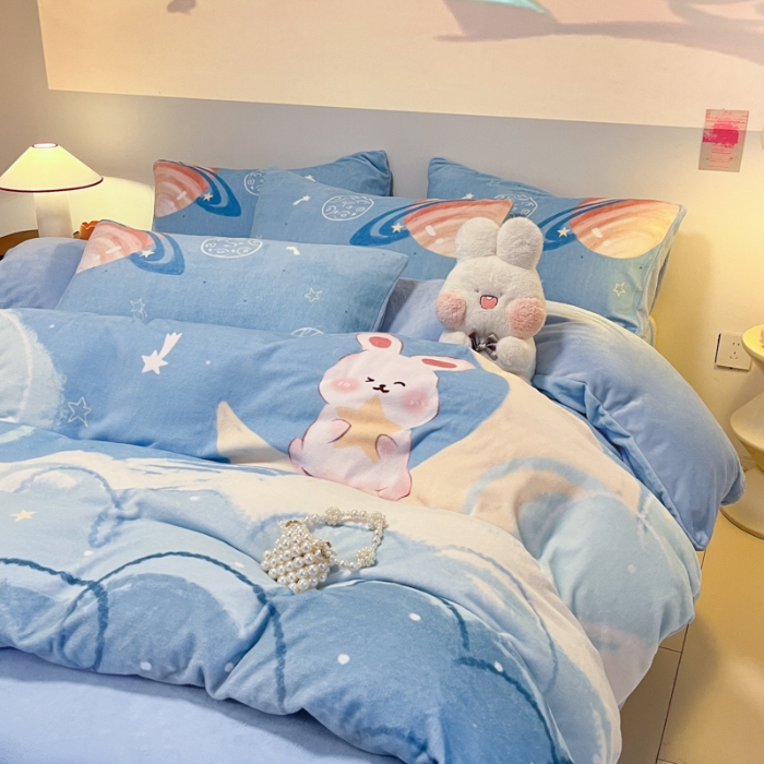 91家纺网 家纺一手货源 找家纺 （总）控价 2025年新款 专版花型 240克全消光A类儿童牛奶绒四件套-萌萌兔