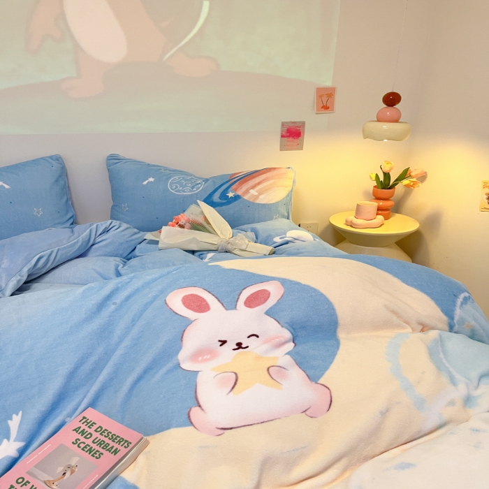 91家纺网 家纺一手货源 找家纺 （总）控价 2025年新款 专版花型 240克全消光A类儿童牛奶绒四件套-萌萌兔