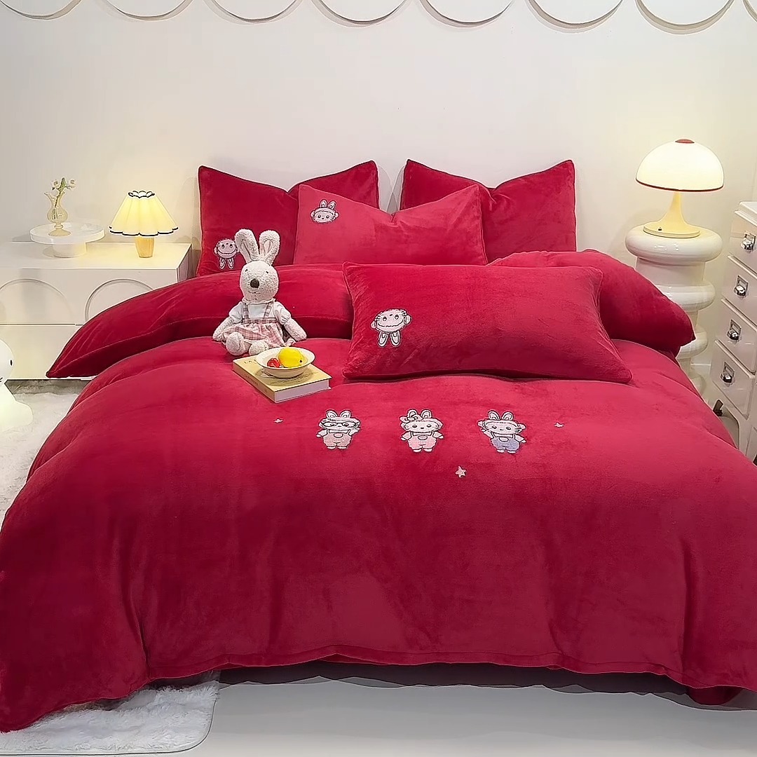 91家纺网 家纺一手货源 找家纺 （总）控价 专版花型 2025年新款 高克重240克全消光A类刺绣牛奶绒四件套床盖款-幸运兔