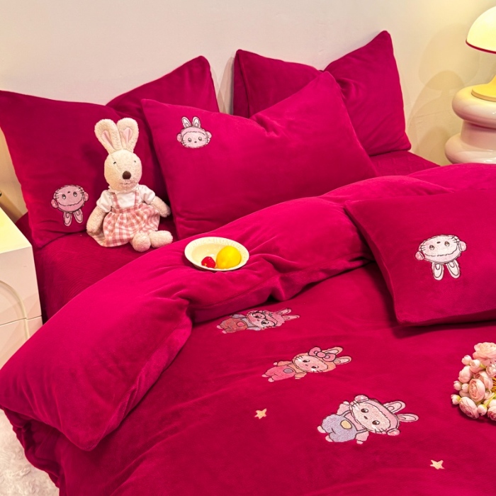 91家纺网 家纺一手货源 找家纺 （总）控价 专版花型 2025年新款 高克重240克全消光A类刺绣牛奶绒四件套床盖款-幸运兔