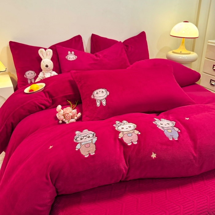 91家纺网 家纺一手货源 找家纺 （总）控价 专版花型 2025年新款 高克重240克全消光A类刺绣牛奶绒四件套床盖款-幸运兔