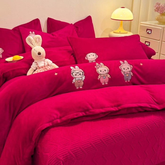 91家纺网 家纺一手货源 找家纺 （总）控价 专版花型 2025年新款 高克重240克全消光A类刺绣牛奶绒四件套床盖款-幸运兔