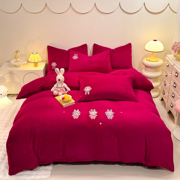 91家纺网 家纺一手货源 找家纺 （总）控价 专版花型 2025年新款 高克重240克全消光A类刺绣牛奶绒四件套床盖款-幸运兔