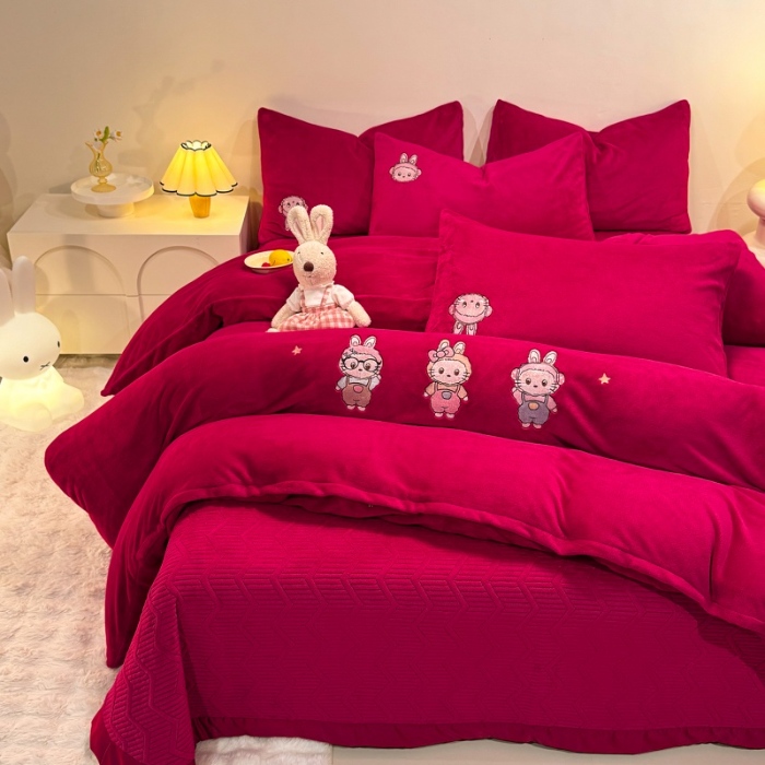 91家纺网 家纺一手货源 找家纺 （总）控价 专版花型 2025年新款 高克重240克全消光A类刺绣牛奶绒四件套床盖款-幸运兔