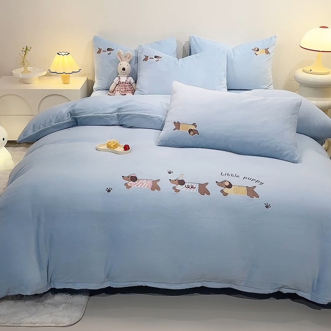 91家纺网 家纺一手货源 找家纺 （总）控价 专版花型  2025年新款 高克重240克全消光A类刺绣牛奶绒四件套床盖款-腊肠狗