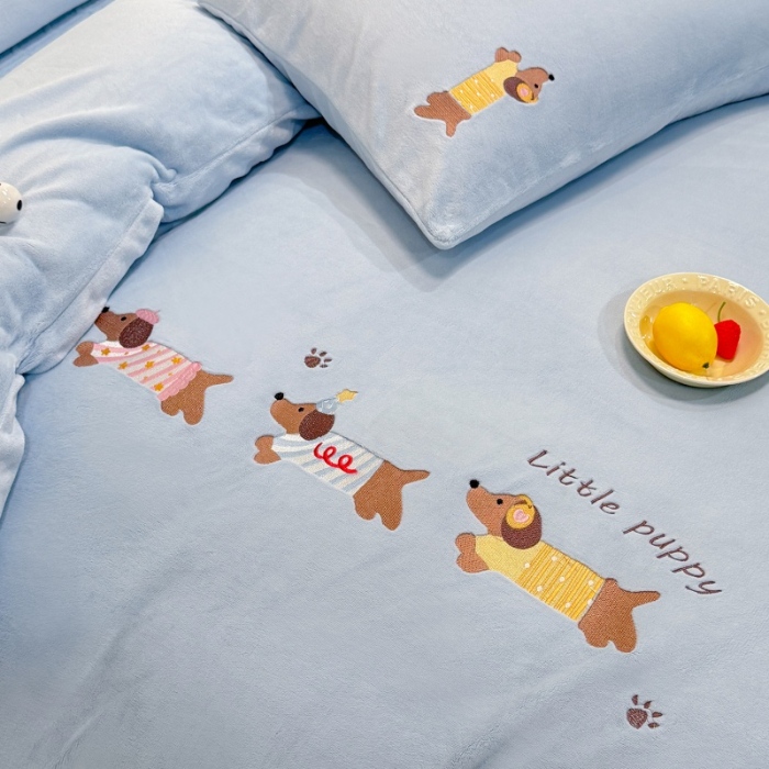 91家纺网 家纺一手货源 找家纺 （总）控价 专版花型  2025年新款 高克重240克全消光A类刺绣牛奶绒四件套床盖款-腊肠狗