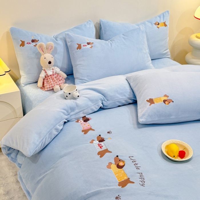 91家纺网 家纺一手货源 找家纺 （总）控价 专版花型  2025年新款 高克重240克全消光A类刺绣牛奶绒四件套床盖款-腊肠狗